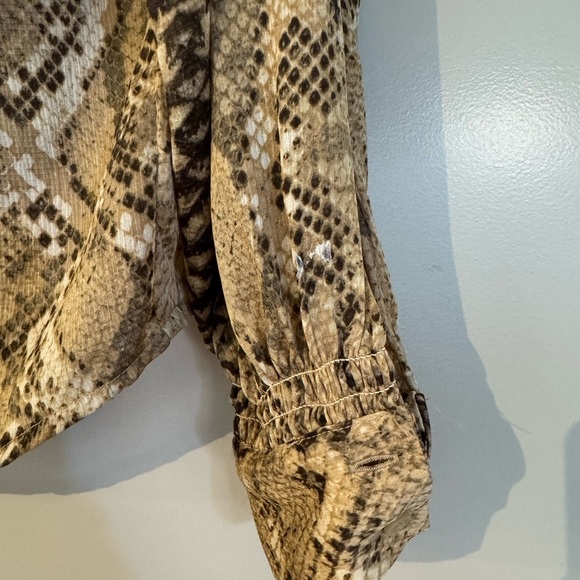 H&M Snakeprint Long Sleeve Button Down Top (Size 4) - Picture 4 of 9